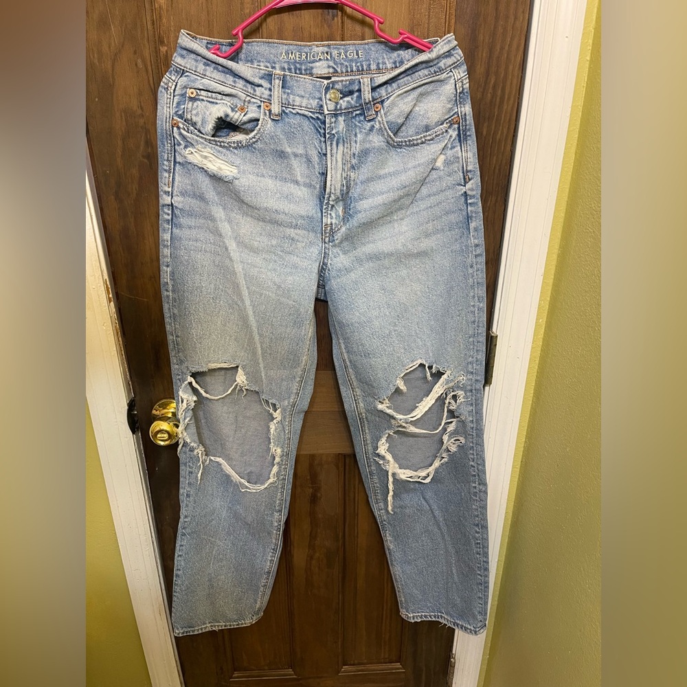 American Eagle Outfitters Ripped Light Blue Mom Jeans size 6 SHORT